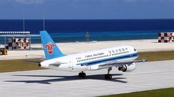 Máy bay của hãng hàng không Phương Nam, Trung Quốc, trên đường băng phi pháp ở đá Chữ Thập, thuộc quần đảo Trường Sa của Việt Nam. Ảnh: Tân Hoa xã