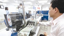 Những sóng gió thời gian qua đã cho thấy kích cầu hay kìm nén lãi suất quá lâu đều để lại những hệ lụy.Ảnh: MINH KHUÊ