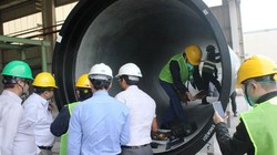 Đoàn chuyên gia của Viwasupco kiểm tra cơ sở sản xuất của Jindal Saw tại Abu Dhabi. Ảnh: CTV