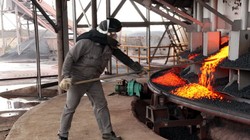 Các chuyên gia cho rằng việc hỗ trợ cả ngàn tỉ đồng để tiếp tục một dự án đã tăng vốn hơn gấp đôi dự tính cần phải cân nhắc, nhất là trong bối cảnh các nhà máy thép hiện đang gặp khó với thép Trung Quốc. Trong ảnh: sản xuất thép tại một doanh nghiệp thép 