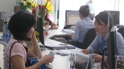 Khách hàng giao dịch tại Eximbank