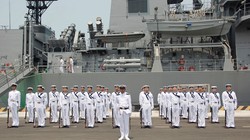 Sĩ quan, thủy thủ đoàn trên tàu đến thăm Cam Ranh