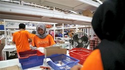 .Nhân viên Lazada đang làm việc tại một kho hàng ở Jakarta, Indonesia. Ảnh: Reuters