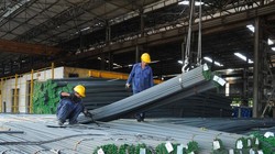 Hiện giá thép bán lẻ trên thị trường đã về mức 11.000 - 11.500 đồng/kg, thấp hơn 15% so với thời điểm cuối tháng 3.