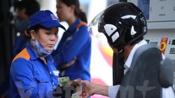 Nhân viên Petrolimex đang bơm xăng cho khách hàng (Ảnh: Đức Duy/Vietnam+)