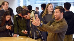 Quá phụ thuộc vào iPhone đang làm hại Apple - Ảnh: AFP