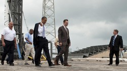 Đi ngang hàng tổng thống Obama, người quyền lực nhất thế giới trong chuyến thăm của ông đến SpaceX.