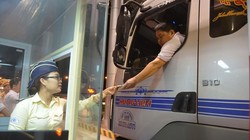 Một nhân viên đang thu phí theo phương pháp xe vé thủ công tại cao tốc Pháp Vân - Cầu Giẽ