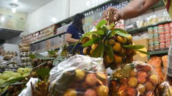 Vải thiều đầu mùa được bán tại một cửa hàng rau, củ, quả Hà Nội (Q.3, TP.HCM) với giá 70.000/kg - Ảnh: Duyên Phan