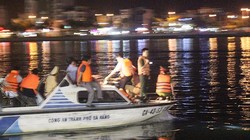 Cảnh sát đường thuỷ thuộc Công an TP Đà Nẵng quần thảo khắp mặt sông. Ảnh: Nguyễn Đông.