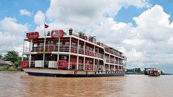 Tàu du lịch qua kênh Chợ Gạo, tỉnh Tiền Giang