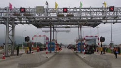 Mật độ trạm thu phí BOT dày nhưng thực hiện thủ công khiến phương tiện ùn ứ nghiêm trọng trong những ngày cao điểm. (Ảnh minh họa: KT)