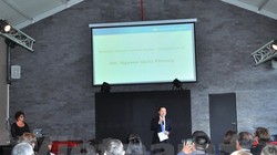 Giám đốc Văn phòng Vietnam Airlines tại Pháp và châu Âu Nguyễn Quốc Phương giới thiệu các sản phẩm của hãng. (Ảnh: Bích Hà/Vietnam+)