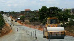 Thi công đường Hồ Chí Minh, đoạn qua tỉnh Đắk Nông. (Ảnh: Huy Hùng/TTXVN)