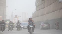 Người dân gọi đoạn quốc lộ 6A, đoạn qua bến xe Yên Nghĩa (Hà Đông, Hà Nội) là đoạn đường "sương mờ" bởi từ nhiều năm nay, bụi luôn là nỗi ám ảnh của người dân khi đi qua đoạn đường dài hơn 500 m này.