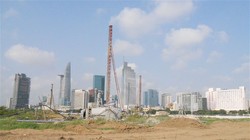 Trung tâm TPHCM nhìn từ khu Thủ Thiêm nơi đang có nhiều dự án phát triển hạ tầng đô thị - Ảnh: Văn Nam