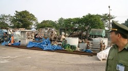 Đống máy móc, thiết bị của các đơn vị thành viên Vinashin (nay là SBIC) vứt chồng chất, hư hỏng tại góc cảng Hải Phòng. Ảnh: Phạm Thanh