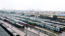 Đoàn tàu của ngành đường sắt tại ga Hà Nội. (Ảnh: TTXVN)