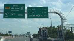 Ô tô và xe máy cùng lưu thông trên tuyến cao tốc Hà Nội - Bắc Giang
