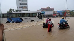 Đoạn qua khu công nghiệp Khai Quang bị ngập sâu. Ảnh: Trần Ngọc Kha