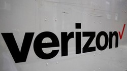 Logo của tập đoàn Verizon in bên sườn một chiếc xe tải tại thành phố New York, Mỹ - Ảnh: Reuters