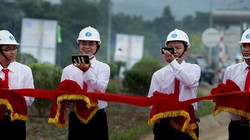 Những cán bộ ngành Giao thông tranh thủ chụp ảnh selfie bằng điện thoại thông minh trong khi đang nâng dải băng đỏ chờ cắt băng khánh thành cao tốc Nội Bài - Lào Cai vào tháng 9/2014.
