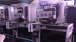 Hệ thống cao cấp nhất dùng thùng máy "lộ thiên" để khoe vẻ đẹp của linh kiện.