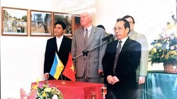 Ông Pilipchuk M.D cùng ngài Đại sứ ĐMTQ Việt Nam tại Ucraina Đoàn Đức và ông Phạm Nhật Vượng tại buổi gặp mặt các cựu chiến binh Liên Xô đã từng tham gia chiến đấu tại VN.