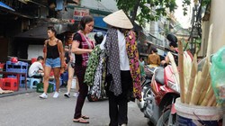 Bán hàng rong trong phố cổ Hà Nội. Nguồn: Internet