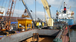 Hải Phòng nói khó thu phí hạ tầng cảng biển với hàng rời, nhưng sẽ cưỡng chế doanh nghiệp không nộp. Ảnh: VietTimes