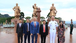 Đại sứ Mỹ tại Việt Nam Ted Osius và Tư lệnh Hạm đội Thái Bình Dương Scott Swift thăm khu di tích Bạch Đằng Giang. Ảnh Duy Thính