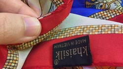 Khaisilk đã 'nhập nhèm xuất xứ' khăn lụa. Ảnh: Thanh Niên