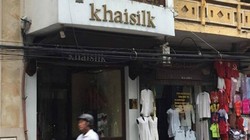 Cửa hàng Khaislik tại Hà Nội thừa nhận bán lụa Trung Quốc gắn mác Việt Nam do nhu cầu khách mua hàng ngày 20/10 quá lớn. 