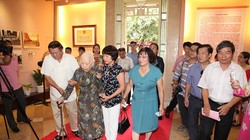 Cụ bà Hoàng Thị Minh Hồ trong một lần trở lại nhà 48 Hàng Ngang. Ảnh: Báo Du lịch