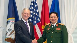 Bộ trưởng Ngô Xuân Lịch và Bộ trưởng Quốc phòng Mỹ James Mattis trong chuyến thăm Mỹ năm 2017. Ảnh: BQP