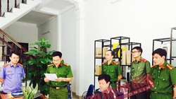 Cơ quan ANĐT Công an tỉnh Phú Thọ thực hiện lệnh khám xét trụ sở các Công ty mà Nguyễn Đình Chiến đang làm Chủ tịch HĐQT và Phó Giám đốc. (Ảnh: Báo CAND)