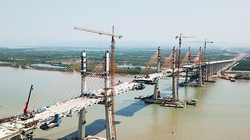 Cầu Bạch Đằng những ngày trước khi hợp long. Ảnh: Báo Quảng Ninh