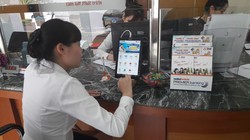Nhân viên LienVietPostBank đang thực hành sử dụng máy tính bảng để giới thiệu cho khách hàng