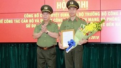 Trao Quyết định Cục trưởng Cục An ninh mạng và phòng, chống tội phạm sử dụng công nghệ cao cho tướng Nguyễn Minh Chính. (Nguồn: Mps.gov.vn)