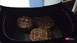 Một loại bánh trung thu không rõ nguồn gốc xuất xứ đang trôi nổi trên thị trường. Ảnh: Lê Mai