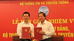 Bộ trưởng Trương Minh Tuấn bàn giao bàn giao nhiệm vụ Bí thư Ban cán sự Đảng cho Bộ trưởng TT&TT NGuyễn Mạnh Hùng. Ảnh: MIC