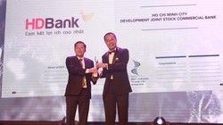 Ông Phạm Quốc Thanh – phó TGĐ HDBank (trái) đại diện lãnh đạo HDBank nhận giải thưởng ngân hàng có nơi làm việc tốt nhất Châu Á