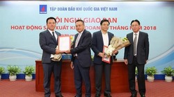 Chủ tịch HĐTV Trần Sỹ Thanh và Tổng giám đốc Nguyễn Vũ Trường Sơn trao quyết định bổ nhiệm cho các Phó Tổng giám đốc PVN. Ảnh: PVN