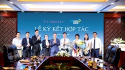 Đại diện PVcomBank và FLC Holiday ký kết hợp đồng hợp tác và trao đổi quà lưu niệm