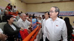 Bí thư Thành ủy TPHCM Nguyễn Thiện Nhân tiếp xúc cử tri quận 2. Nguồn: NLĐ