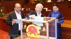 Đại biểu Quốc hội đánh giá những người được Quốc hội bầu hoặc phê chuẩn bằng lá phiếu tín nhiệm. Ảnh: TTXVN