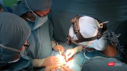 Bác sĩ BV Nhi đồng 1 phẫu thuật tách cặp em bé song sinh dính liền gan