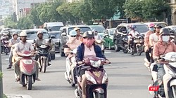 Hôm nay, người dân TP.HCM tiếp tục lưu thông trên đường trong không khí mù mịt