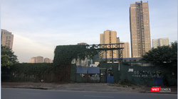 Bên ngoài lô đất thuộc dự án Khu đô thị Nam Trung Yên (Ảnh: Huy Bình)