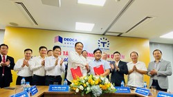 Ông Đào Hồng Tuyển trao tặng ý tưởng, bản quyền dự án đại lộ ven sông Sài Gòn cho ông Hồ Minh Hoàng (Nguồn: Tập đoàn Đèo Cả)